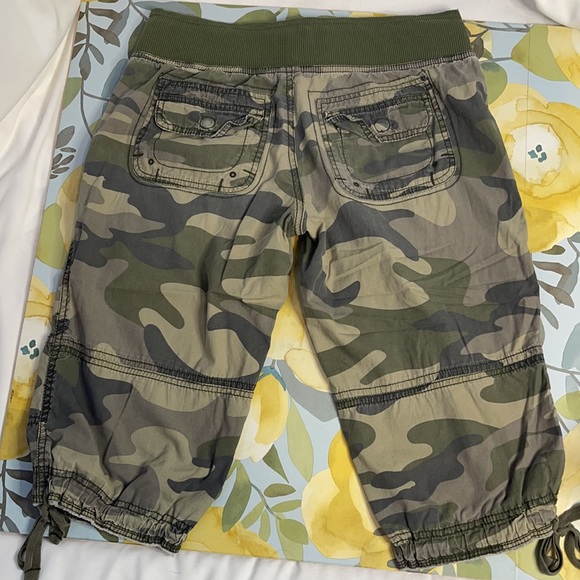 Refuge Camo Knee Length Shorts Culotes | Medium - Picture 2 of 4